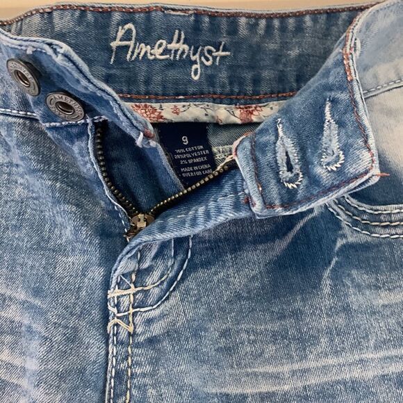 Amethyst distressed denim jeans with decorative pockets Size 9 Inseam 25” - Picture 4 of 9